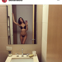 ベラ・ハディッド、セクシーな黒ビキニ姿を公開 画像