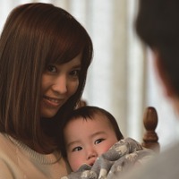 市川由衣、子どもを抱きかかえ不敵な笑み…『愚行録』場面写真が一挙解禁！ 画像