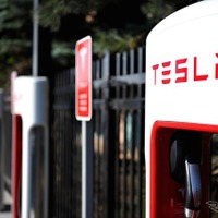 テスラ、充電超過料金を導入…「充電後は速やかな移動を」 画像