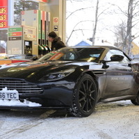 偽装車に謎のメッセージ...アストンマーティン、DB11にオープンモデルを示唆！ 画像