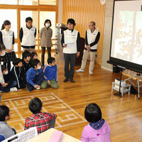 DNP体感型デジタル教材で絵の中を探検、春日小5年生が美術鑑賞に挑戦 画像