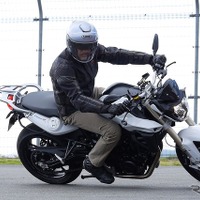 【BMW F800R 動画試乗】並列2気筒の扱いやすさを生かした軽快な走りが魅力…佐川健太郎 画像
