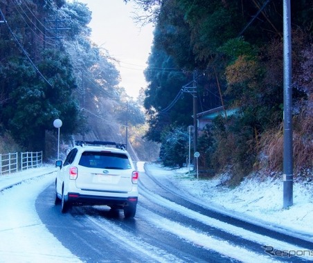 「タイヤチェーンを装着していない車両通行止め」規制標識を設定 画像