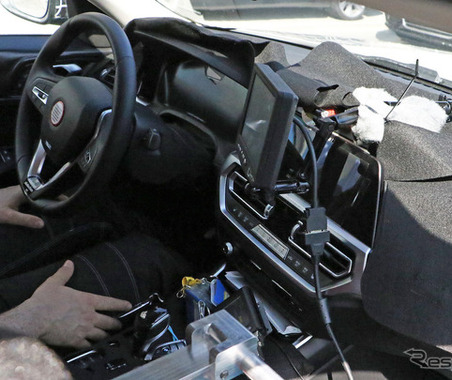BMW i4 のコックピットは意外にも“普通な”デザイン? スクープに成功 画像