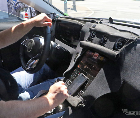メルセデスベンツ Cクラスワゴン 次期型、未来感あふれるデュアルスクリーン・コックピットを激写 画像