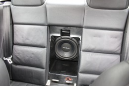 トランクスルー部分から振動板を見せているのがロックフォードのR1-1X10。望み通りの厚みのある低音を響かせる。 トランクスルー部分から振動板を見せているのがロックフォードのR1-1X10。望み通りの厚みのある低音を響かせる。