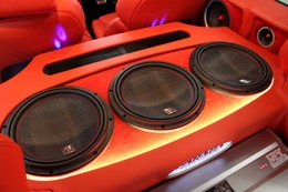 12インチのMTX9512をバスレフボックスに3発インストール。見た目の迫力も低音の鳴りっぷりも絶品に仕上げた。 12インチのMTX9512をバスレフボックスに3発インストール。見た目の迫力も低音の鳴りっぷりも絶品に仕上げた。