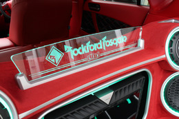 ラゲッジのオーディオボード上面にはメインユニットであるロックフォードと店名のロゴを加えたオーナメントが装備される。
