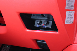 サウンドチューニングの要となるのがロックフォードの3SIXTY.3。操作部はコクピットの手元に配置されいつでも操作可能だ。