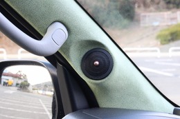 Aピラーにトゥイーターをビルトインするスタンダードな取り付けピラーのカスタム処理もインテリアのカラーリングとマッチする。 Aピラーにトゥイーターをビルトインするスタンダードな取り付けピラーのカスタム処理もインテリアのカラーリングとマッチする。