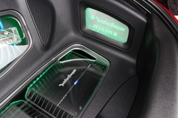 フロアには3台のパワーアンプを整然とインストール。アクリル越しに見えるユニット群が間接照明を受けて浮かび上がる。 フロアには3台のパワーアンプを整然とインストール。アクリル越しに見えるユニット群が間接照明を受けて浮かび上がる。