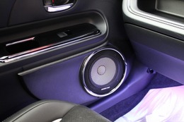 ドアスピーカーにはグラウンドゼロの16.5cmミッドバスをインストール。ドアとフィットするアウターのデザインも秀逸。 ドアスピーカーにはグラウンドゼロの16.5cmミッドバスをインストール。ドアとフィットするアウターのデザインも秀逸。