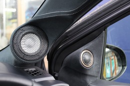 ピラーとドアミラー裏が一体化するデザインを採用。中高域のスピーカーを近づけることで音源を集中させる効果も狙う。 ピラーとドアミラー裏が一体化するデザインを採用。中高域のスピーカーを近づけることで音源を集中させる効果も狙う。