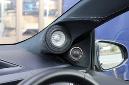 ピラーのデザインで見どころなのはステッチ使い。ミッドレンジを巻き込むようにステッチを配置しスピーカーの存在感を強調する。 ピラーのデザインで見どころなのはステッチ使い。ミッドレンジを巻き込むようにステッチを配置しスピーカーの存在感を強調する。