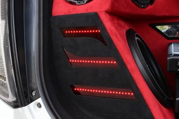ボード後面の下部にはスリットを設けてLEDイルミをビルトイン。ユニット設置のない部分にもカスタム処理が加えられている。 ボード後面の下部にはスリットを設けてLEDイルミをビルトイン。ユニット設置のない部分にもカスタム処理が加えられている。