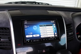 CDヘッドとして使っているのがクラリオンのナビ。HIP-HOPの音源はiPadに収録し、プロセッサーに対しブルートゥース接続する。 CDヘッドとして使っているのがクラリオンのナビ。HIP-HOPの音源はiPadに収録し、プロセッサーに対しブルートゥース接続する。