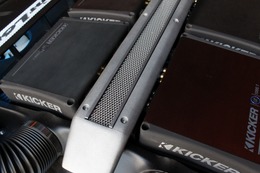 左右のパワーアンプの間にはシルバーパネル+メッシュ処理を施したプレートを設置。メカニカルなエンジンイメージの造形だ。 左右のパワーアンプの間にはシルバーパネル+メッシュ処理を施したプレートを設置。メカニカルなエンジンイメージの造形だ。