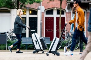 まるでベビーカーのように押して運ぶ、画期的なトラベルキャリーが新登場! 画像
