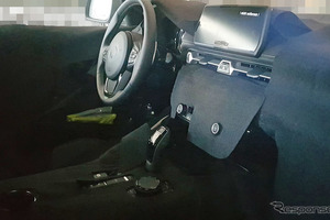 トヨタ スープラ 新型、運転席を独占スクープ! シフトまわりはBMW風? 画像