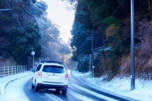 「タイヤチェーンを装着していない車両通行止め」規制標識を設定 画像