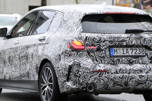 BMW 1シリーズ 新型、最終デザインほぼ見えた…3ドア廃止で3月デビュー 画像