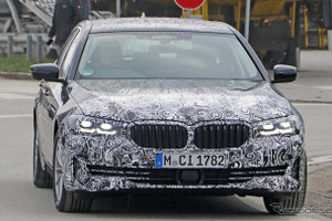 これがBMW 5シリーズ 改良新型の「顔」だ!新グリルも完全露出 画像