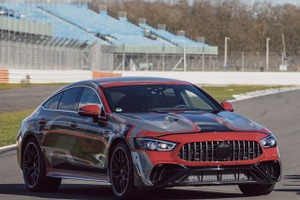 メルセデスAMG GT 4ドアクーペに「Eパフォーマンス」、F1譲りの電動化技術搭載へ…プロトタイプの写真 画像