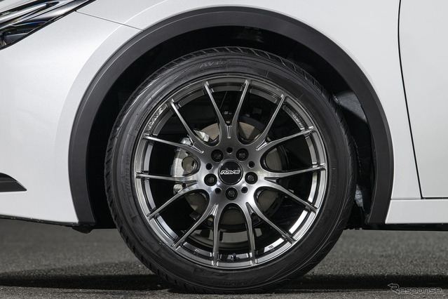 新型 トヨタ プリウス】レイズ “HOMURA (ホムラ) ” で新型プリウスが