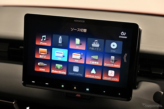 10V型フローティング“ダイヤモンドアレイディスプレイ”を搭載した