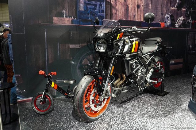 親子”の新型『GSX-8TT』と『エブリイワゴン』がセット展示!? その理由