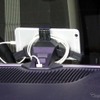 スマホ用ホルダーはダッシュボード上に組み込んで取り付けられる。中央はUSB端子