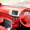 赤の本革で総張り替えされた内装はとにかくハイクオリティ。MTXオーディオのスピーカーでフロントステージを形成する。