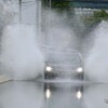 水飛沫を上げて深さ20cmの水壕に飛び込む新型インプレッサ