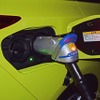 無人の急速充電スポットで充電中。