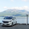 ホンダ フリード ハイブリッド G ホンダセンシング。桜島をバックに記念撮影。