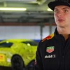アストンマーティン・ヴァンテージ新型の開発プロトタイプ、とレッドブルのF1ドライバーのマックス・フェルスタッペン選手