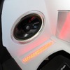 サイドウォールには外向きスピーカーとしてロックフォードのコアキシャルモデルをセット。グリルのアルミ素材の処理が美しい。