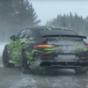 【動画】ホワイトアウト寸前！豪雪で目立ちまくる新型メルセデスAMG GTクーペを目撃 画像