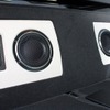 サブウーファーはステレオ構成でシステムされている。エンクロージャーはバスレフとし低域コントロールを極める。