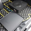 サブウーファーボックスの下には専用に製作したトレーを設置。ボックスをしっかりとラゲッジフロアに設置させる効果を引き出す。