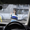 レインドロップ施工済の運転席側。しっかり撥水している。