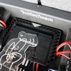 一段下がった中央部にはパワーシリーズのT400-2をインストール。このユニットで３ウェイのミッドバスをドライブしている。