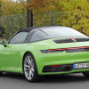紅葉に映えるグリーンのボディ…ポルシェ 911タルガ 新型、デビュー直前の姿をスクープ 画像