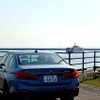 BMW 523d M Sport。大阪・関空近くの堤防にて。