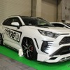 BYONDが出展したURBAN RAV4はダクト形状を備えたダウンオーバーフェンダーが印象的。前後エアロの造形も複雑でアピール度満点。