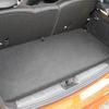 カバーを被せるとこの通り、ラゲッジは完全にフラットになる。カーペット仕上げなので気を使うこと無く荷物を積み込める。
