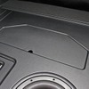 ボードの奥側には小物入れスペースを設ける。将来的にはアンプやDSの追加を見据えたスペースでもある。