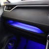 グローブボックス上部にはブルーのイルミを間接照明で用いる。車内の各所に使われているブルーのイルミと合わせた処理だ。