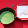 竹林の下でいただく抹茶と和三盆糖落雁のセット。待ち時間ゼロの喜び。