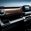 スズキ クロスビー インパネカラーパネル［ブラウンメタリック］（ハイブリッドMZ ブラウンアクセントパッケージ装着車）